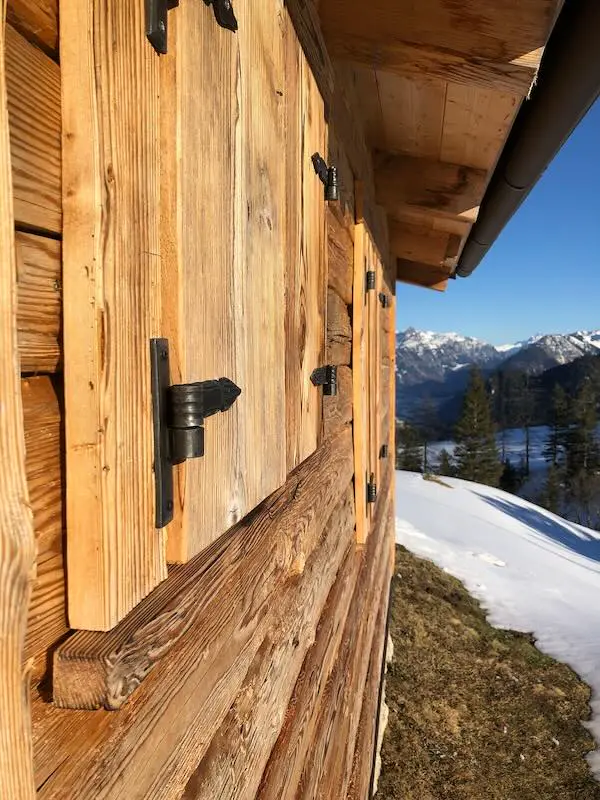 Fábol készült épület